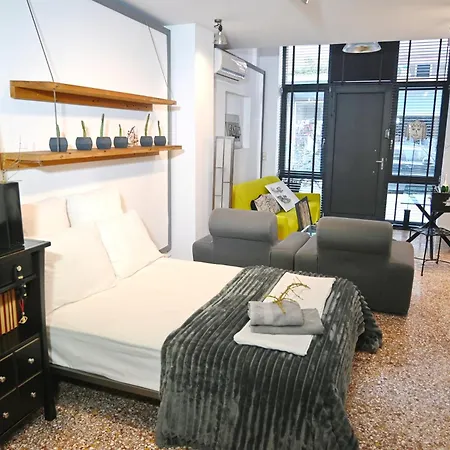 Two-floor Loft With Private Entrance Apartamento Patras